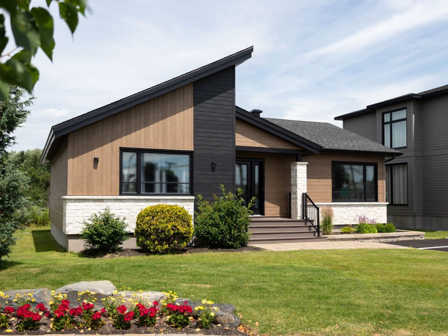 Maison préfabriquée plain-pied du modèle Tryka de style contemporain. Vue de l'extérieur de devant .