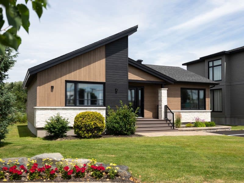 Maison préfabriquée plain-pied du modèle Tryka de style contemporain. Vue de l'extérieur de devant .