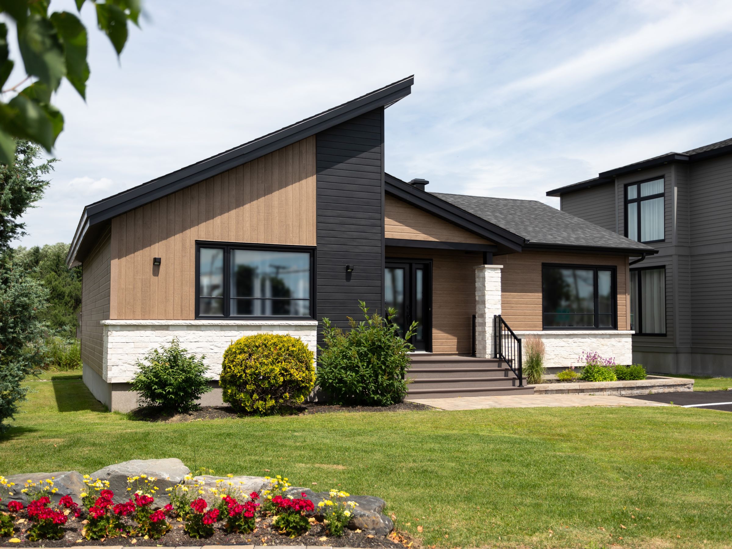 Maison préfabriquée plain-pied du modèle Tryka de style contemporain. Vue de l'extérieur de devant .