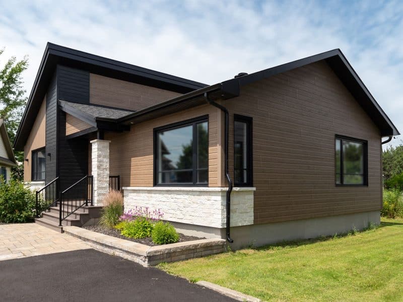 Maison préfabriquée plain-pied du modèle Tryka de style contemporain. Vue de l'extérieur de côté.