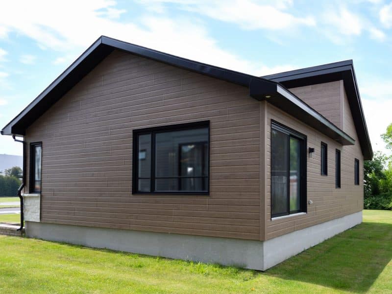 Maison préfabriquée plain-pied du modèle Tryka de style contemporain. Vue de l'extérieur de côté.