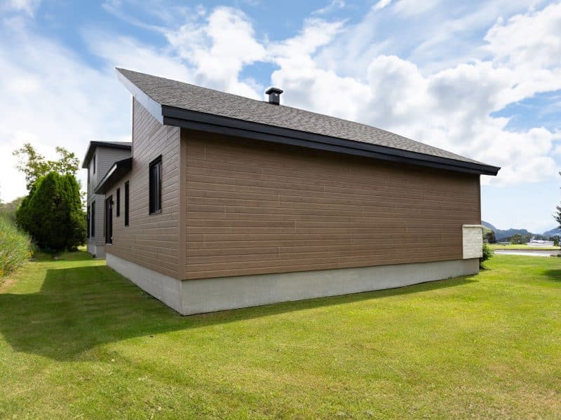 Maison préfabriquée plain-pied du modèle Tryka de style contemporain. Vue de l'extérieur de côté.