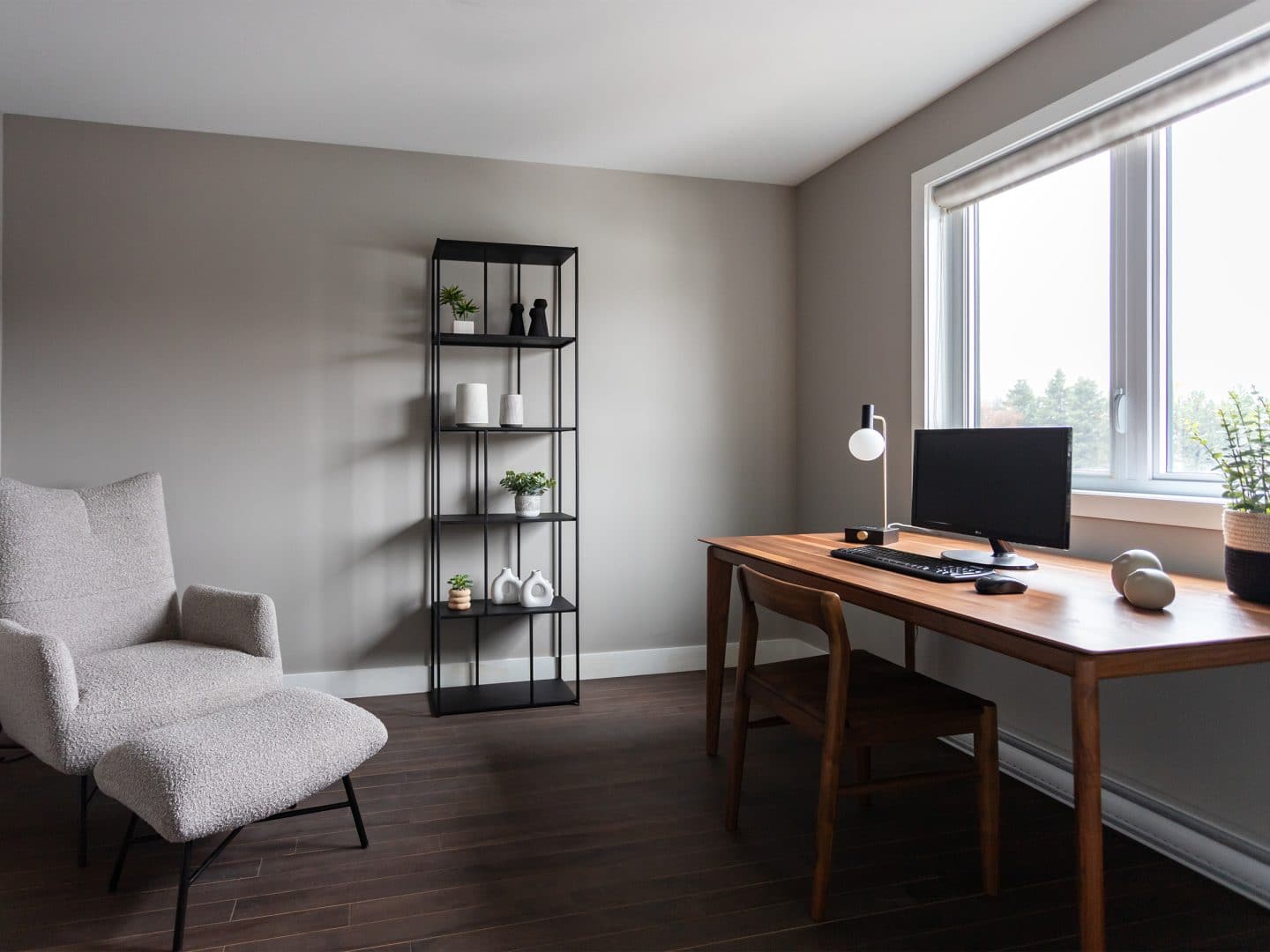 Maison à deux étages préfabriquée de réalisation du modèle Magnifika de style contemporain. Vue du bureau.