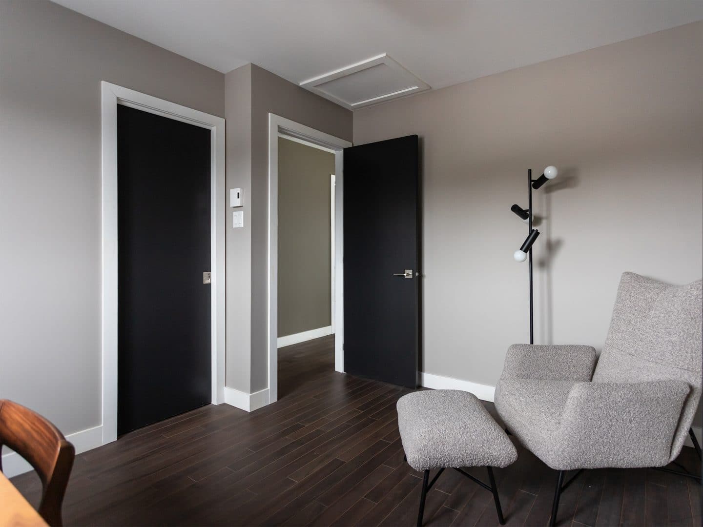 Maison à deux étages préfabriquée de réalisation du modèle Magnifika de style contemporain. Vue du bureau.