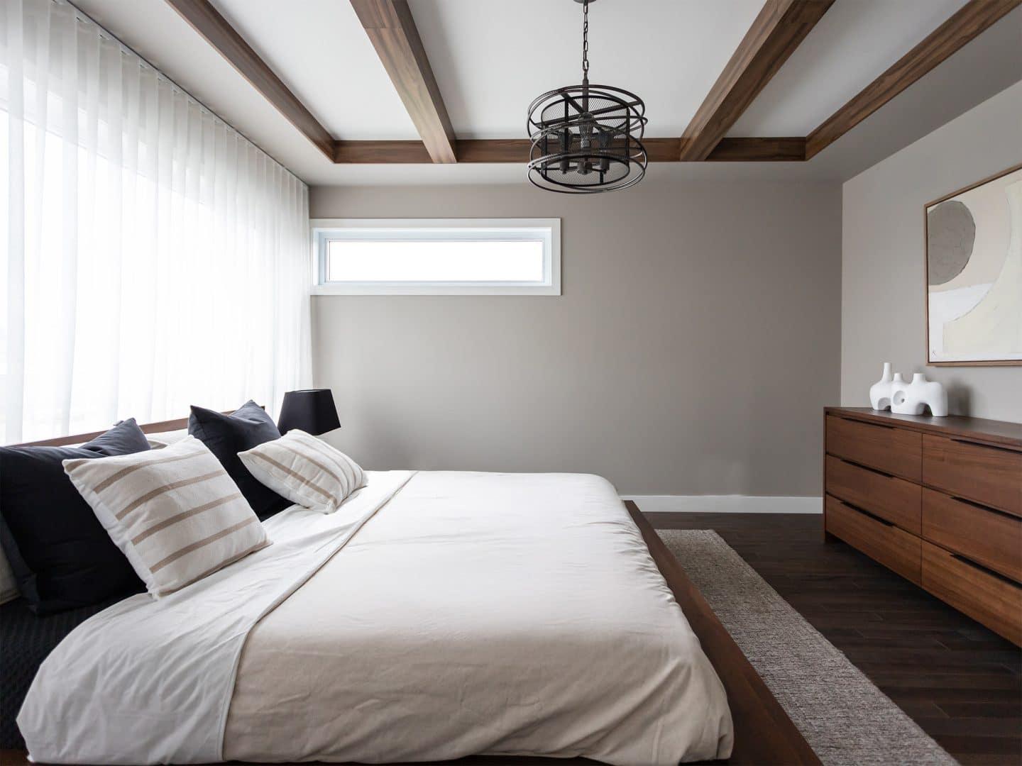 Maison à deux étages préfabriquée de réalisation du modèle Magnifika de style contemporain. Vue de la chambre des maîtres .