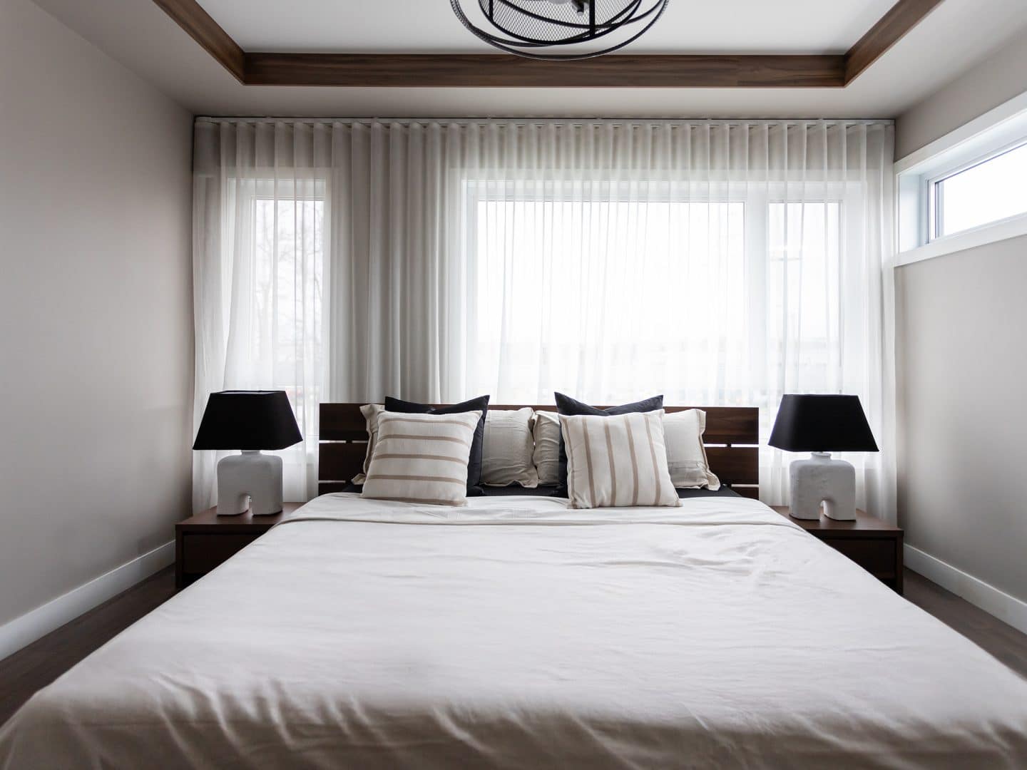 Maison à deux étages préfabriquée de réalisation du modèle Magnifika de style contemporain. Vue de la chambre des maîtres .