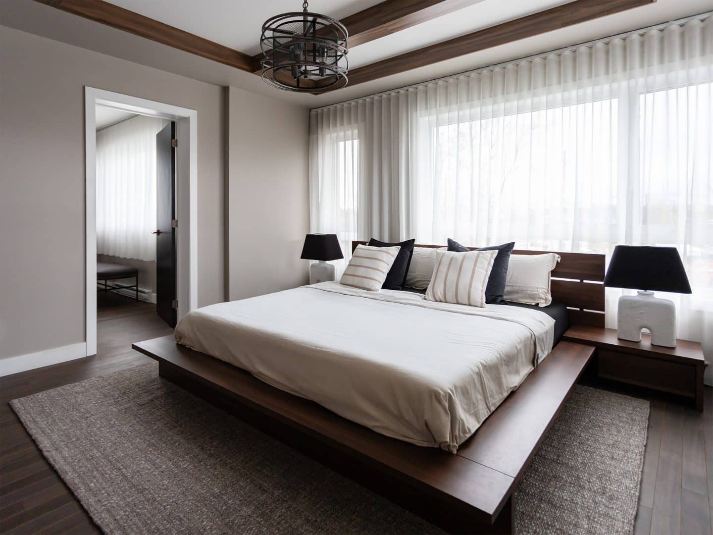 Maison à deux étages préfabriquée de réalisation du modèle Magnifika de style contemporain. Vue de la chambre des maîtres .