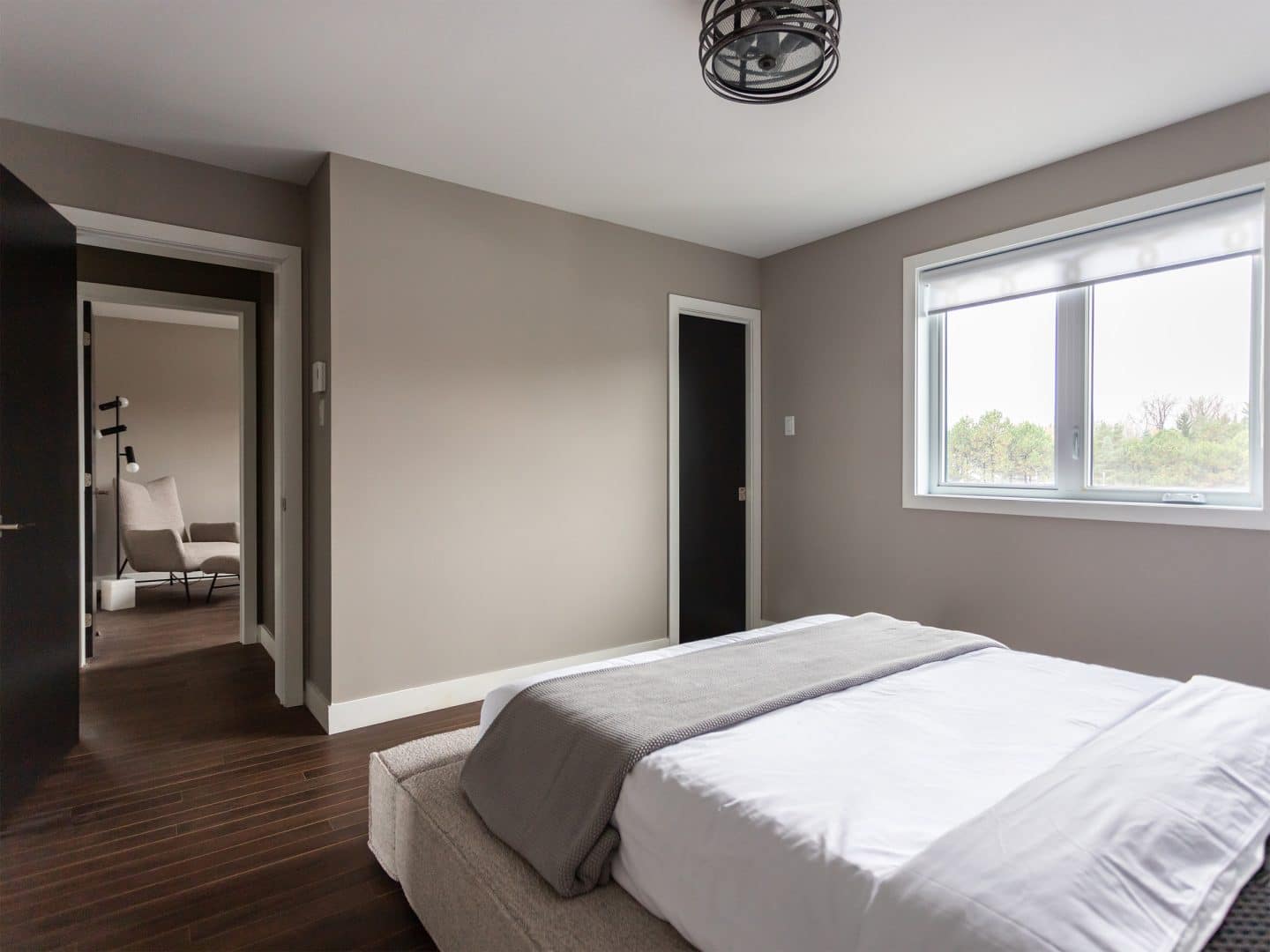 Maison à deux étages préfabriquée de réalisation du modèle Magnifika de style contemporain. Vue de la chambre secondaire .