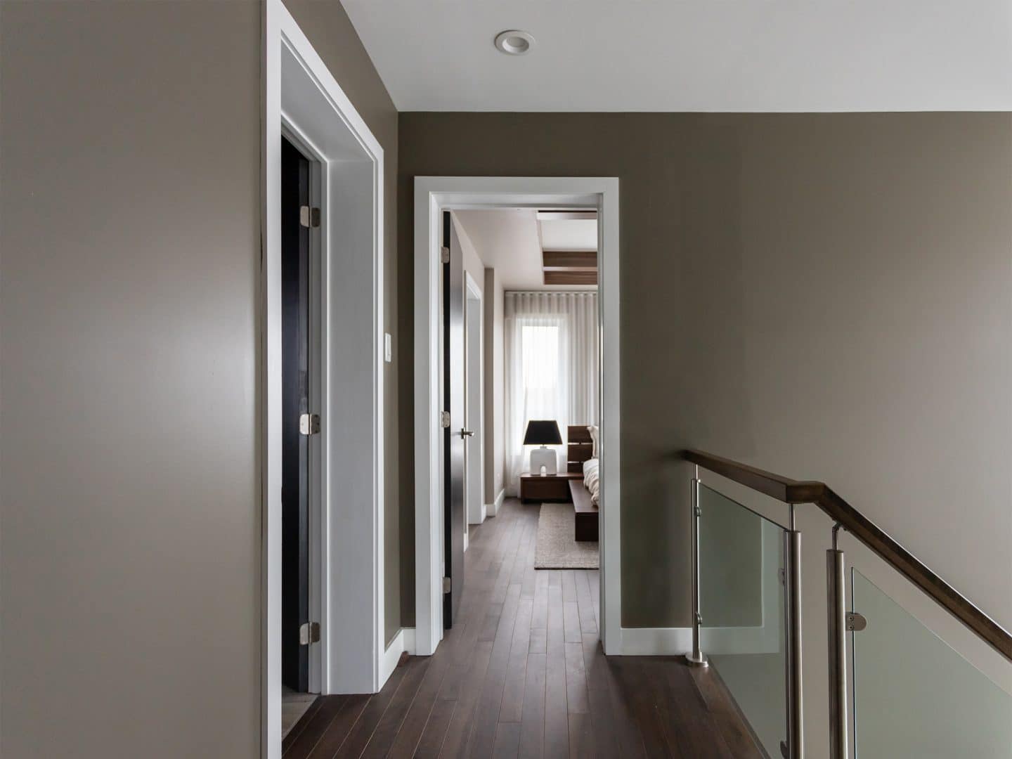 Maison à deux étages préfabriquée de réalisation du modèle Magnifika de style contemporain. Vue du corridor à l'étage.