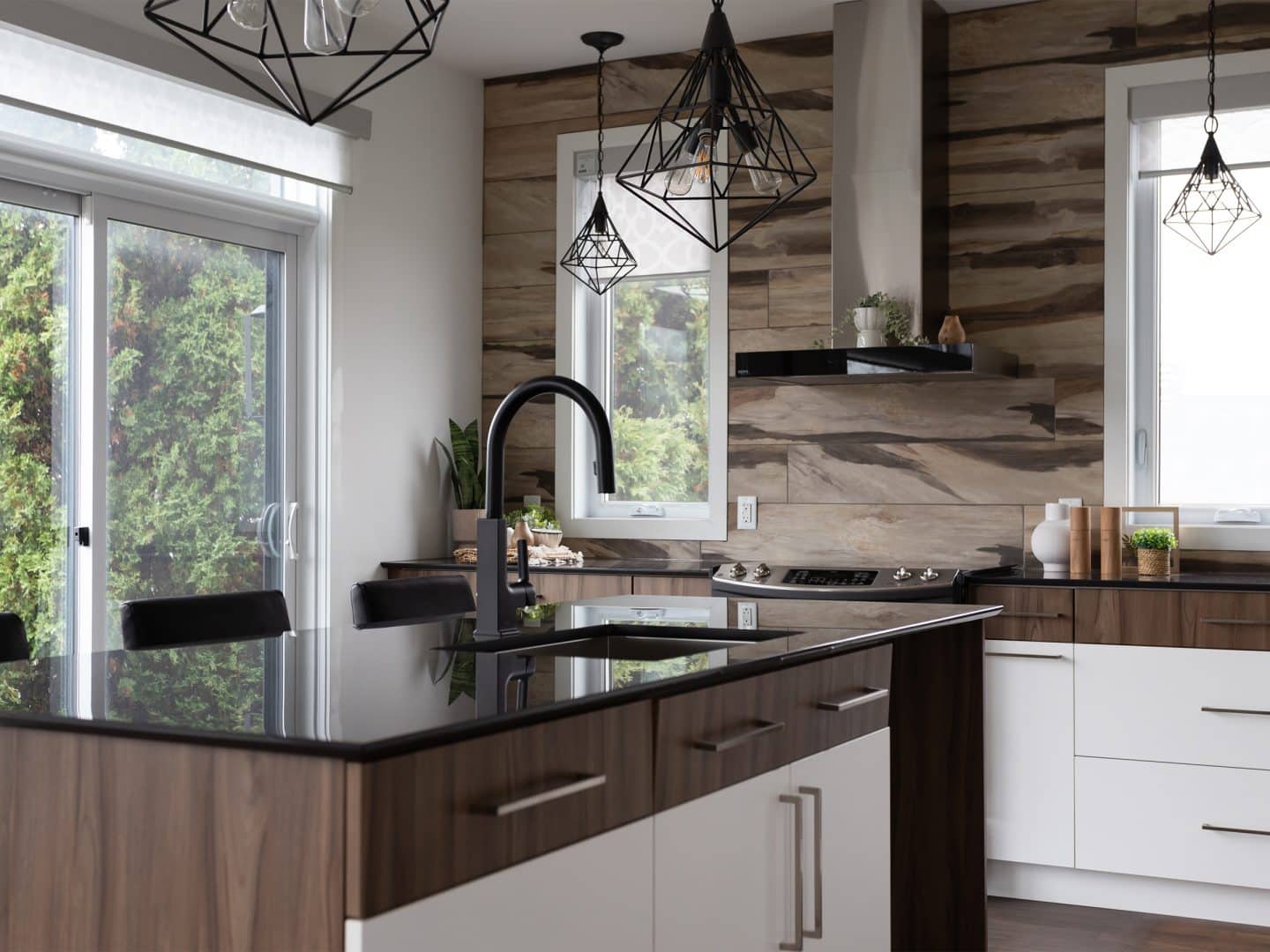 Maison à deux étages préfabriquée de réalisation du modèle Magnifika de style contemporain. Vue de la cuisine .