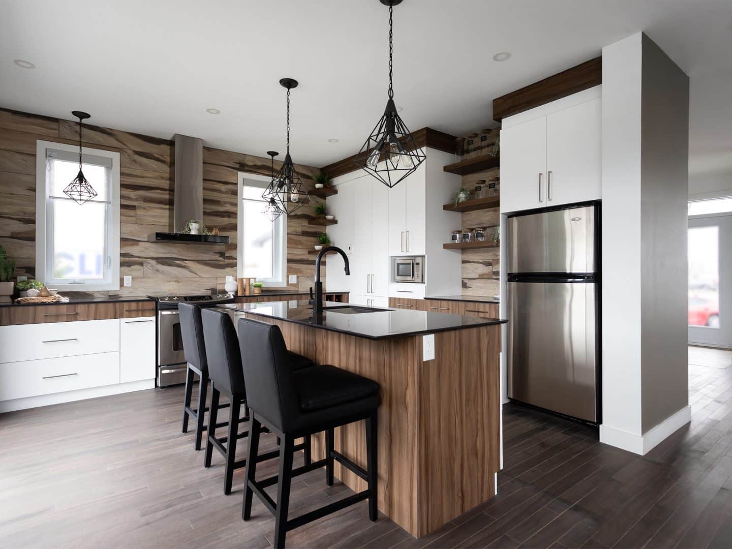 Maison à deux étages préfabriquée de réalisation du modèle Magnifika de style contemporain. Vue de la cuisine.