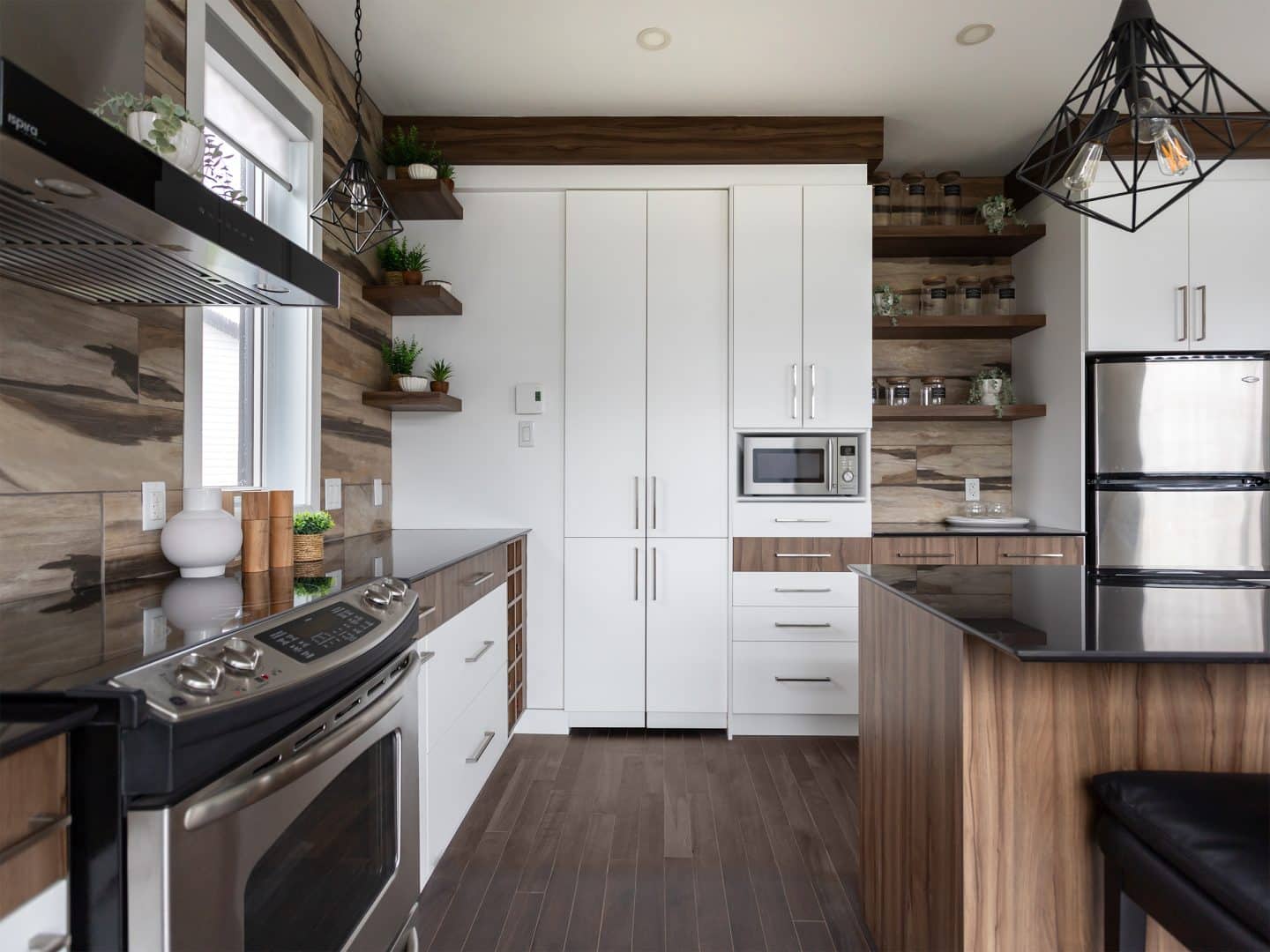 Maison à deux étages préfabriquée de réalisation du modèle Magnifika de style contemporain. Vue de la cuisine.