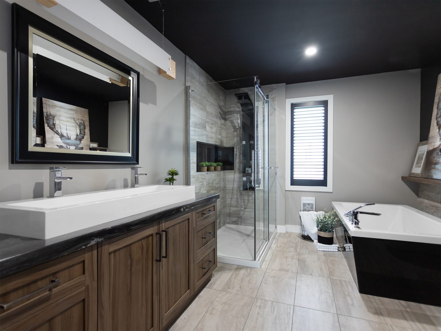 Maison à deux étages préfabriquée de réalisation du modèle Magnifika de style contemporain. Vue de la salle de bain à l'étage.