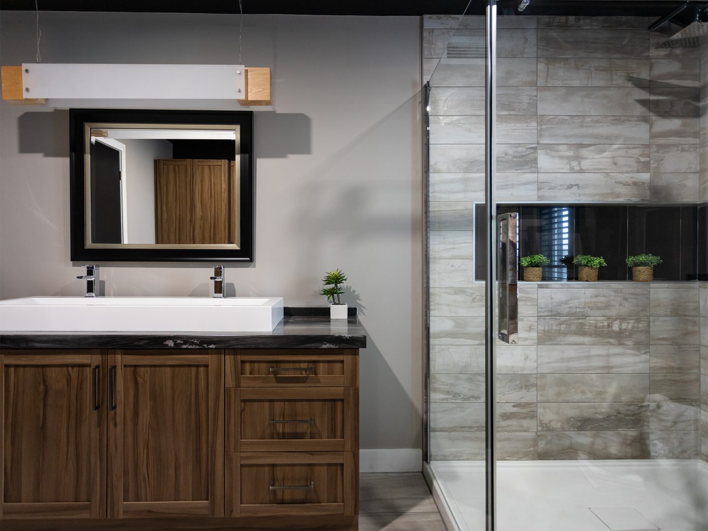 Maison à deux étages préfabriquée de réalisation du modèle Magnifika de style contemporain. Vue de la salle de bain à l'étage.