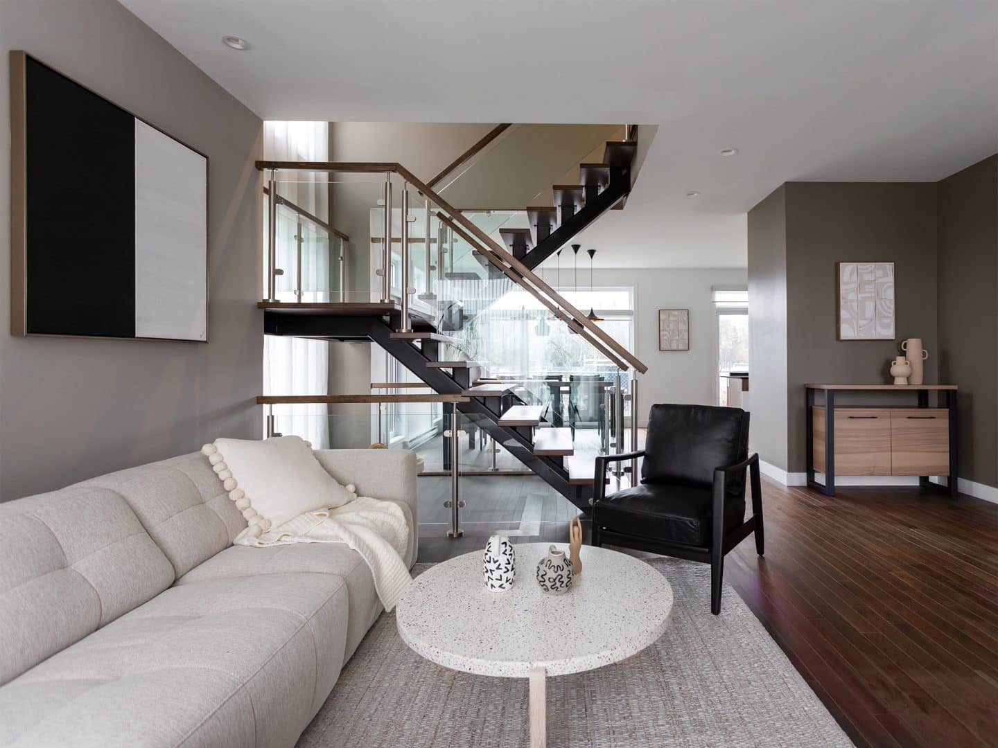 Maison à deux étages préfabriquée de réalisation du modèle Magnifika de style contemporain. Vue du salon.