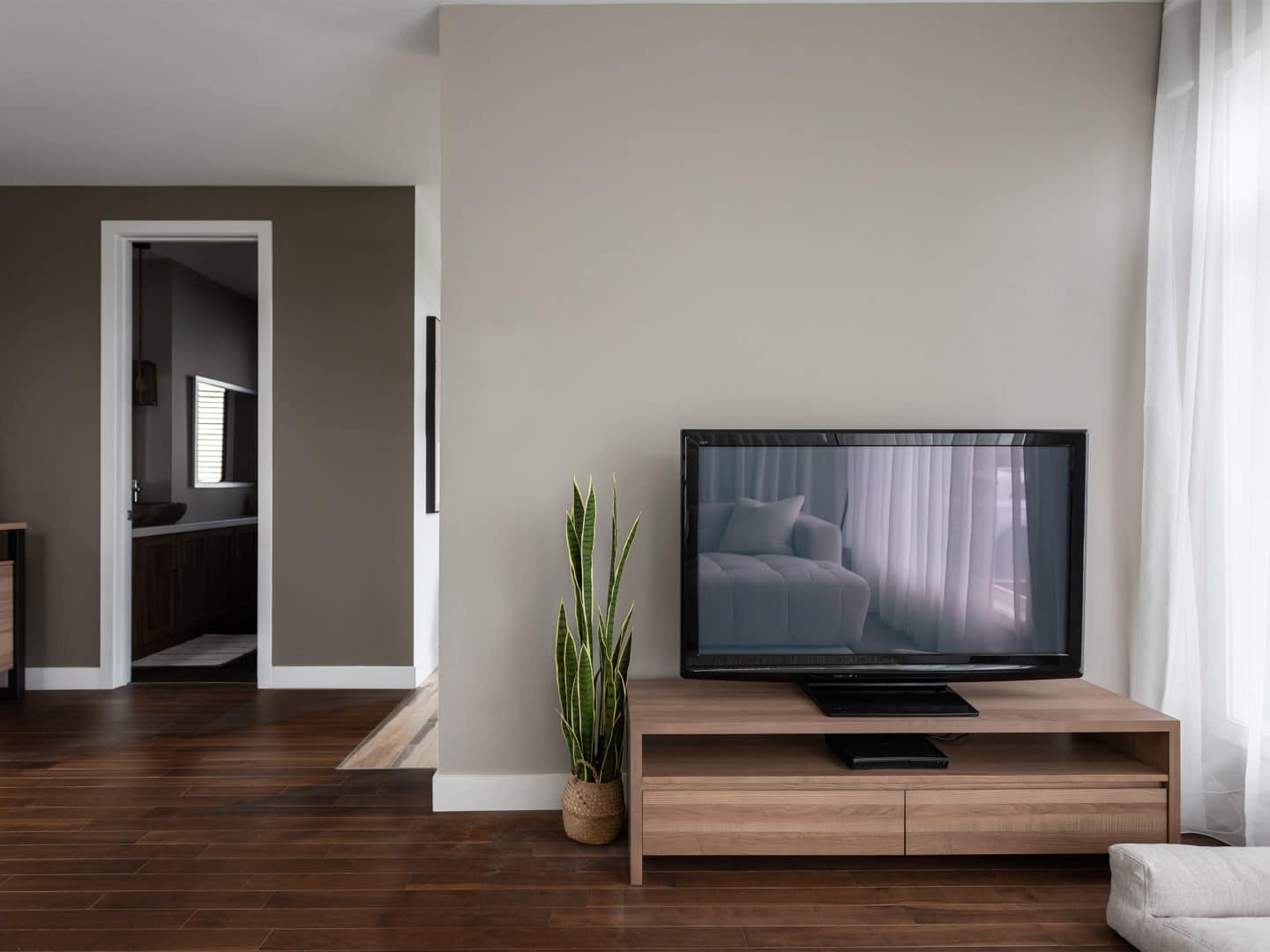 Maison à deux étages préfabriquée de réalisation du modèle Magnifika de style contemporain. Vue du salon.