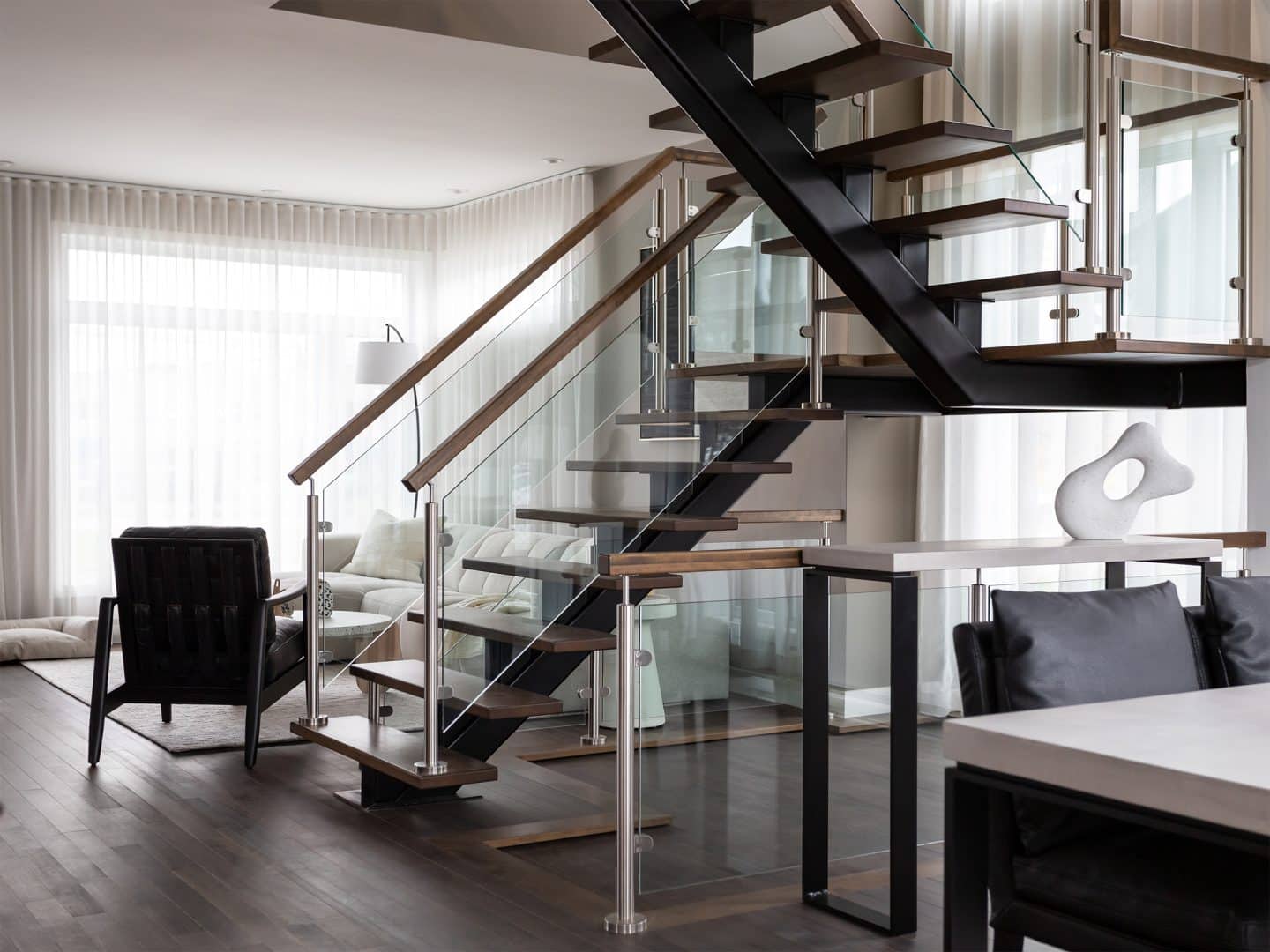 Maison à deux étages préfabriquée de réalisation du modèle Magnifika de style contemporain. Vue de l'escalier.