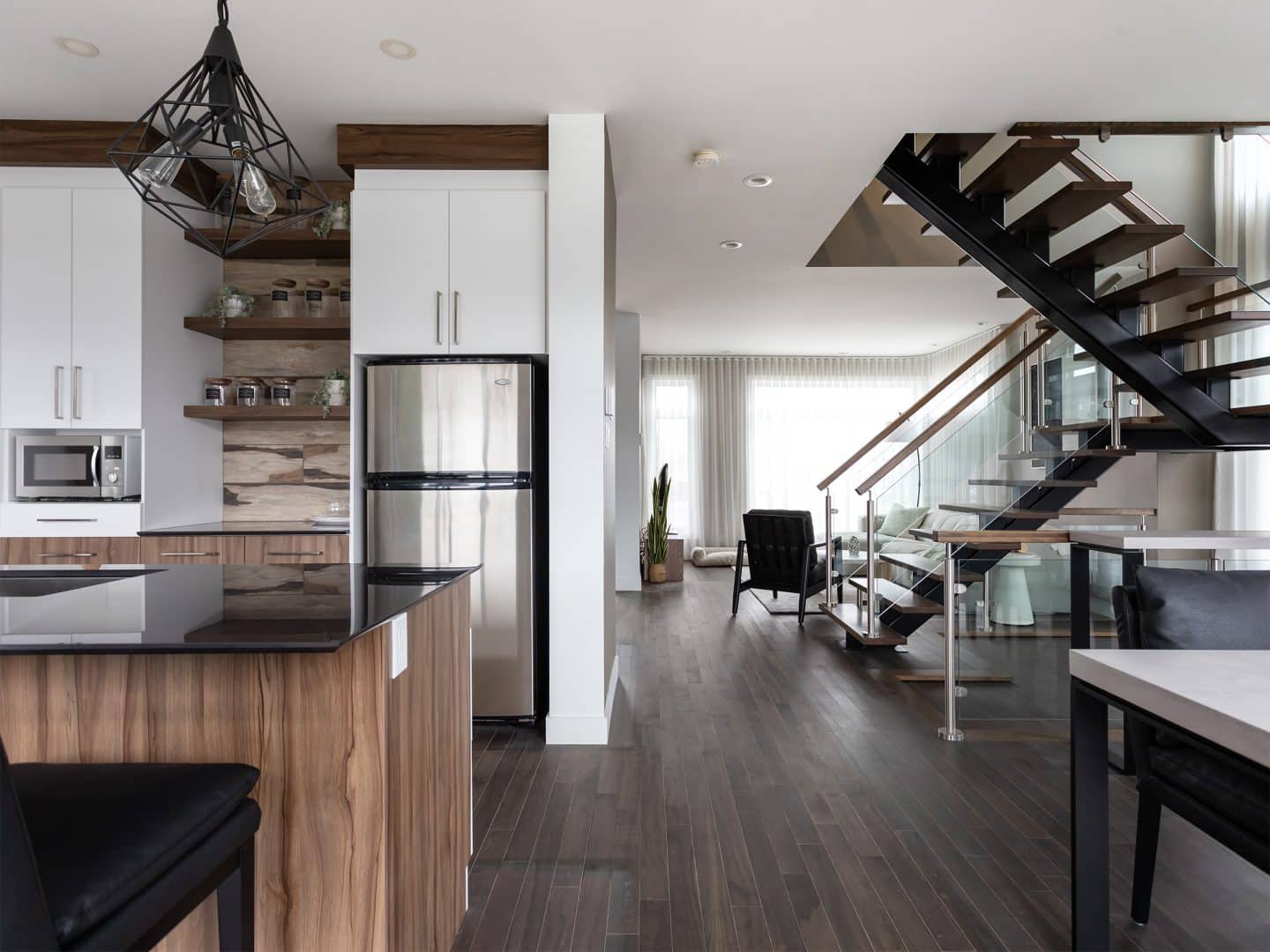 Maison à deux étages préfabriquée de réalisation du modèle Magnifika de style contemporain. Vue du séjour.