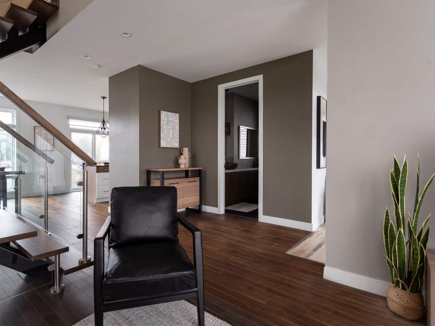 Maison à deux étages préfabriquée de réalisation du modèle Magnifika de style contemporain. Vue du séjour.