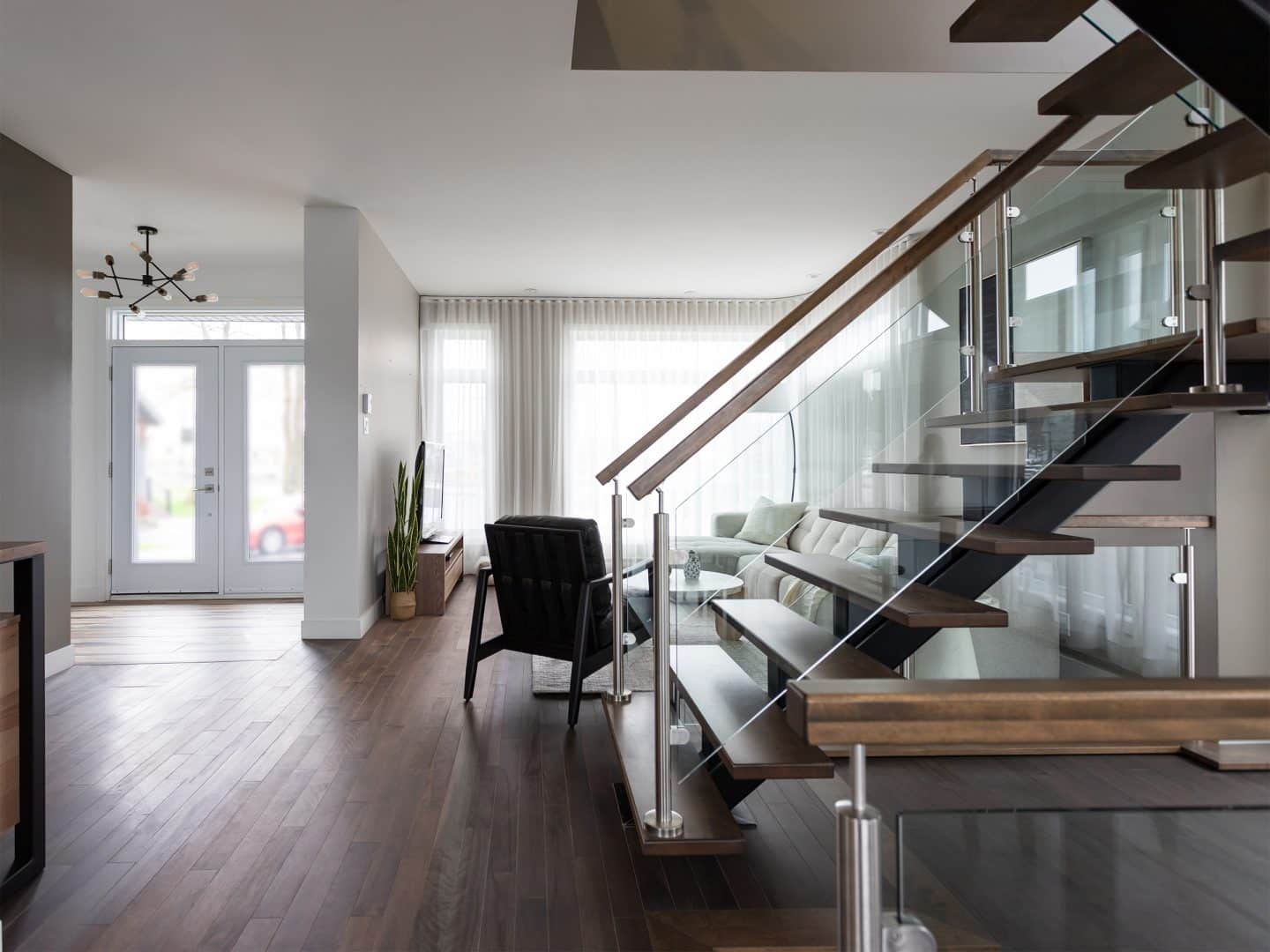 Maison à deux étages préfabriquée de réalisation du modèle Magnifika de style contemporain. Vue du séjour.