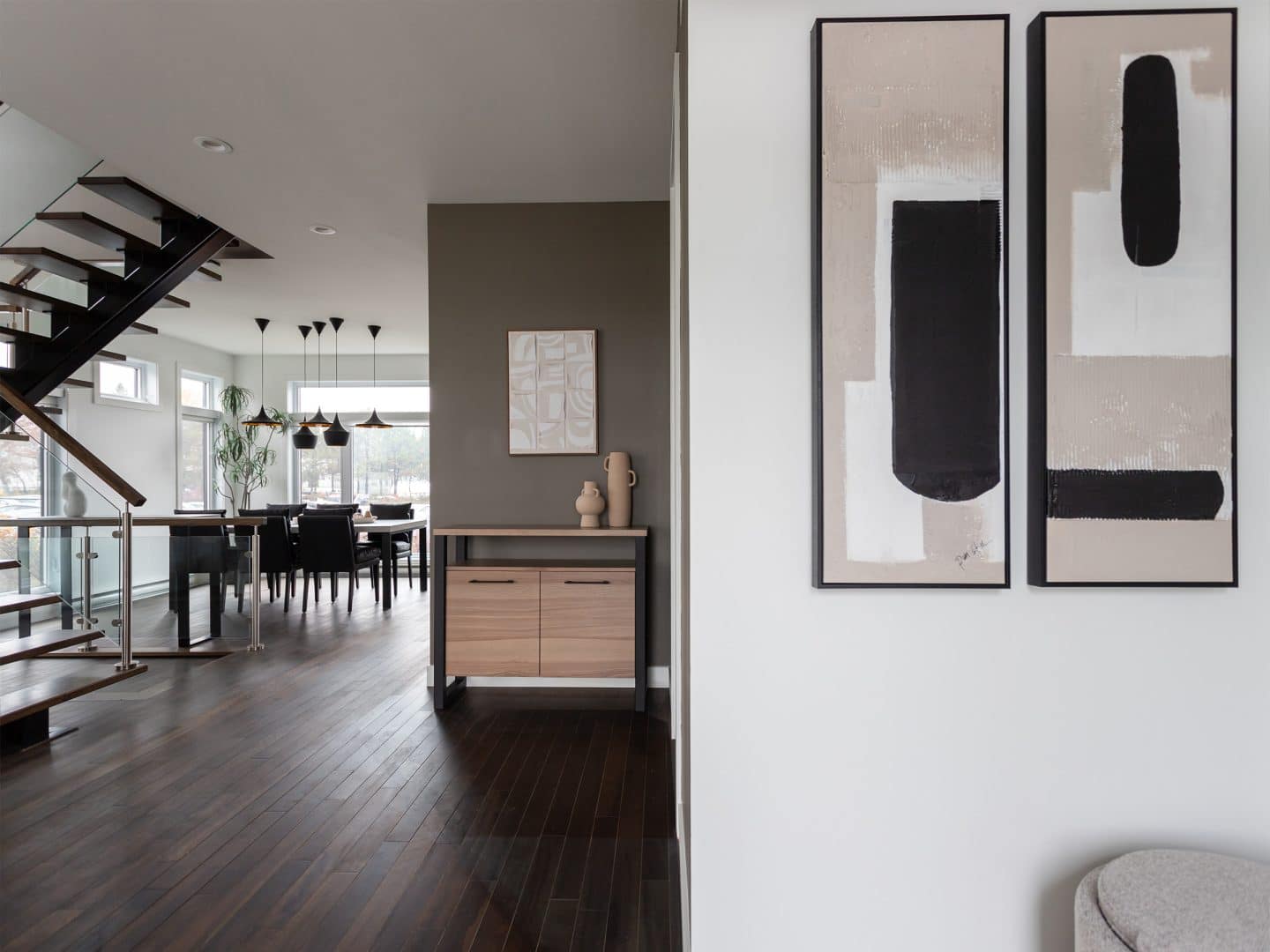 Maison à deux étages préfabriquée de réalisation du modèle Magnifika de style contemporain. Vue du séjour.