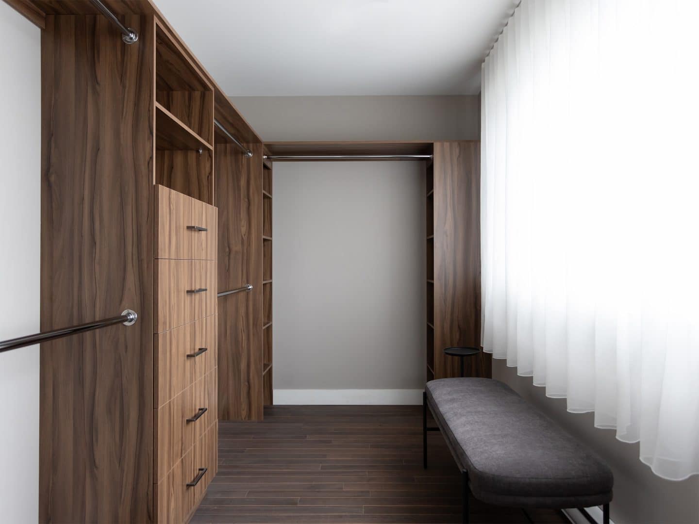 Maison à deux étages préfabriquée de réalisation du modèle Magnifika de style contemporain. Vue du walkin.