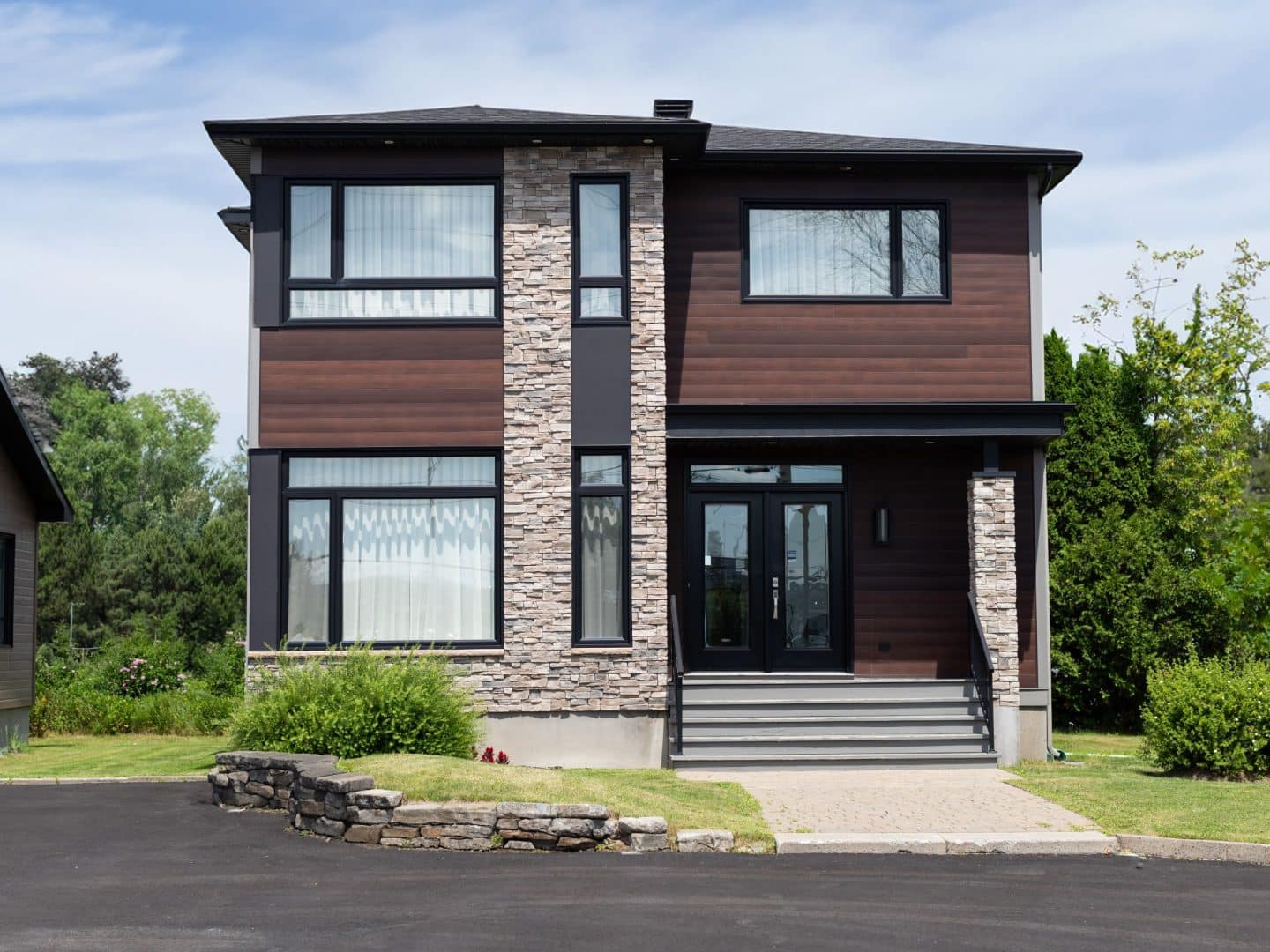 Maison à deux étages préfabriquée de réalisation du modèle Magnifika de style contemporain. Vue de l'extérieur .