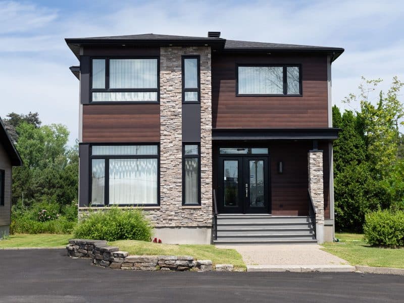 Maison à deux étages préfabriquée de réalisation du modèle Magnifika de style contemporain. Vue de l'extérieur .