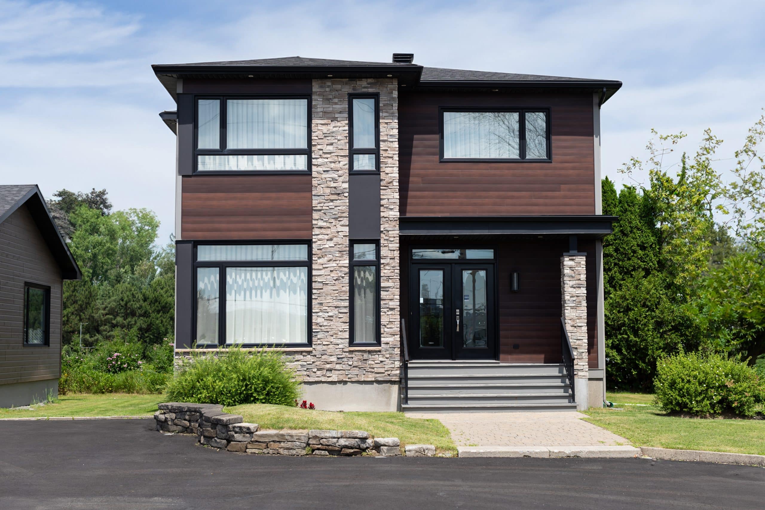 Maison à deux étages préfabriquée de réalisation du modèle Magnifika de style contemporain. Vue de l'extérieur .