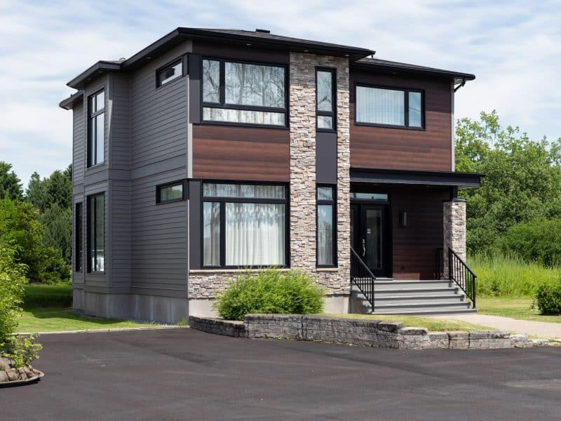 Maison à deux étages préfabriquée de réalisation du modèle Magnifika de style contemporain. Vue de l'extérieur .