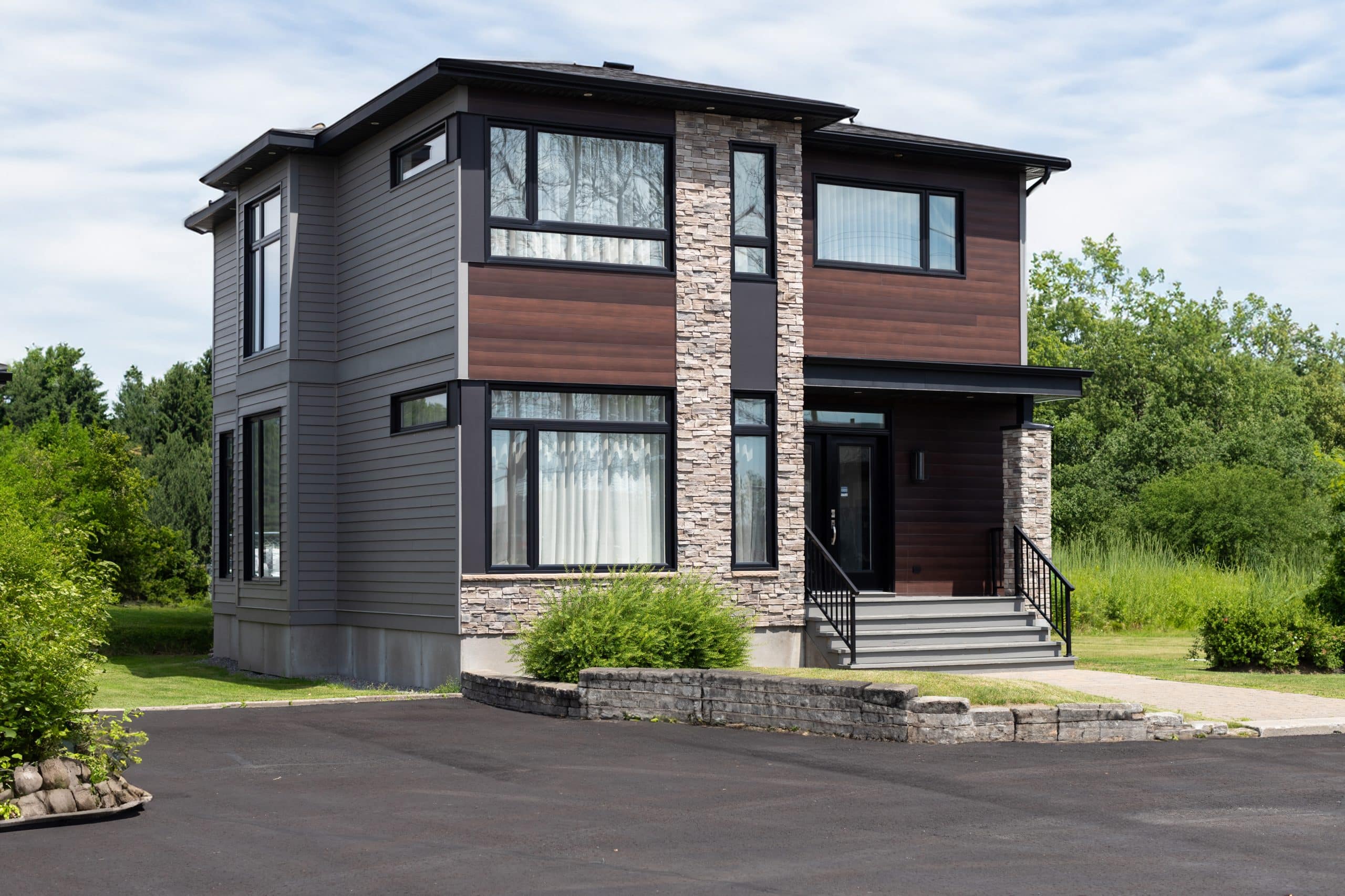 Maison à deux étages préfabriquée de réalisation du modèle Magnifika de style contemporain. Vue de l'extérieur .