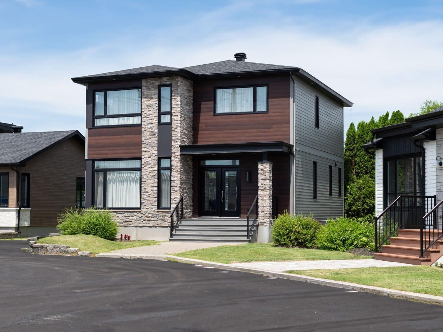 Maison à deux étages préfabriquée de réalisation du modèle Magnifika de style contemporain. Vue de l'extérieur .