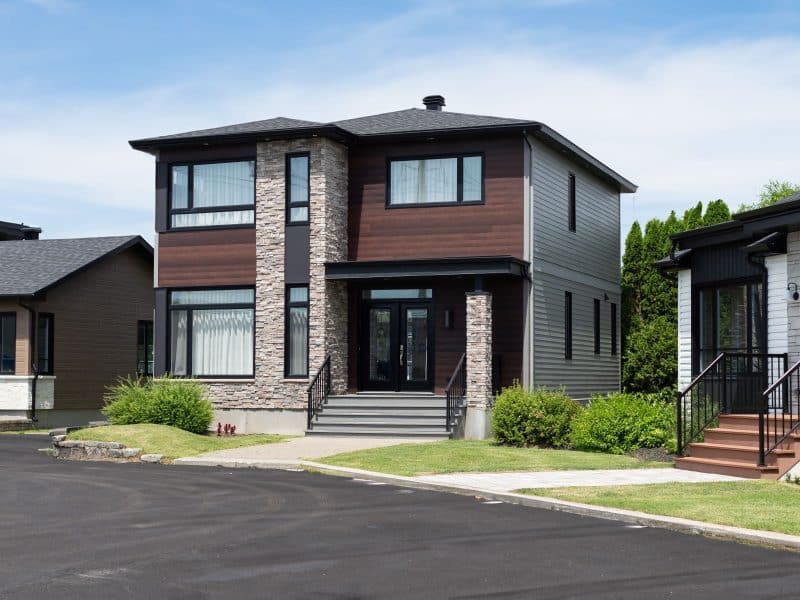 Maison à deux étages préfabriquée de réalisation du modèle Magnifika de style contemporain. Vue de l'extérieur .