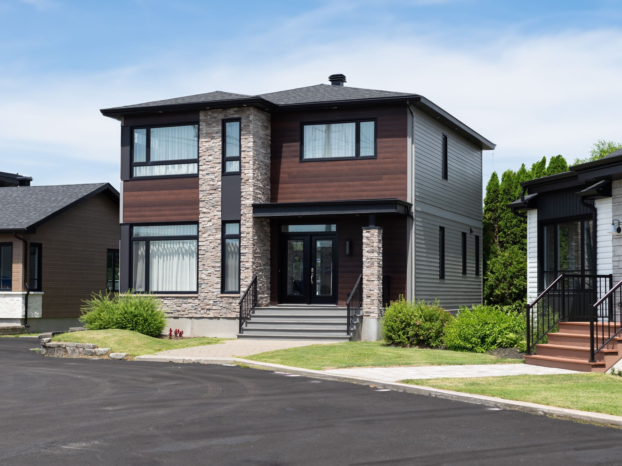 Maison à deux étages préfabriquée de réalisation du modèle Magnifika de style contemporain. Vue de l'extérieur .
