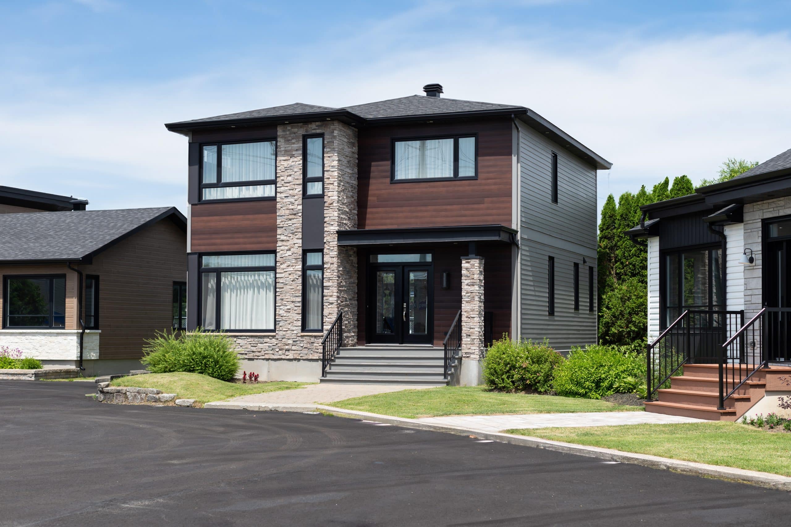 Maison à deux étages préfabriquée de réalisation du modèle Magnifika de style contemporain. Vue de l'extérieur .