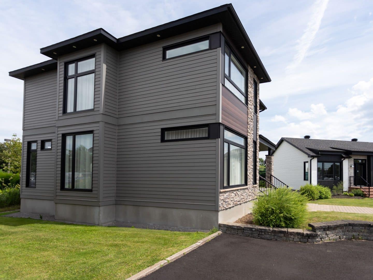 Maison à deux étages préfabriquée de réalisation du modèle Magnifika de style contemporain. Vue de l'extérieur .