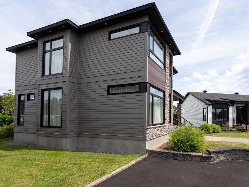 Maison à deux étages préfabriquée de réalisation du modèle Magnifika de style contemporain. Vue de l'extérieur .