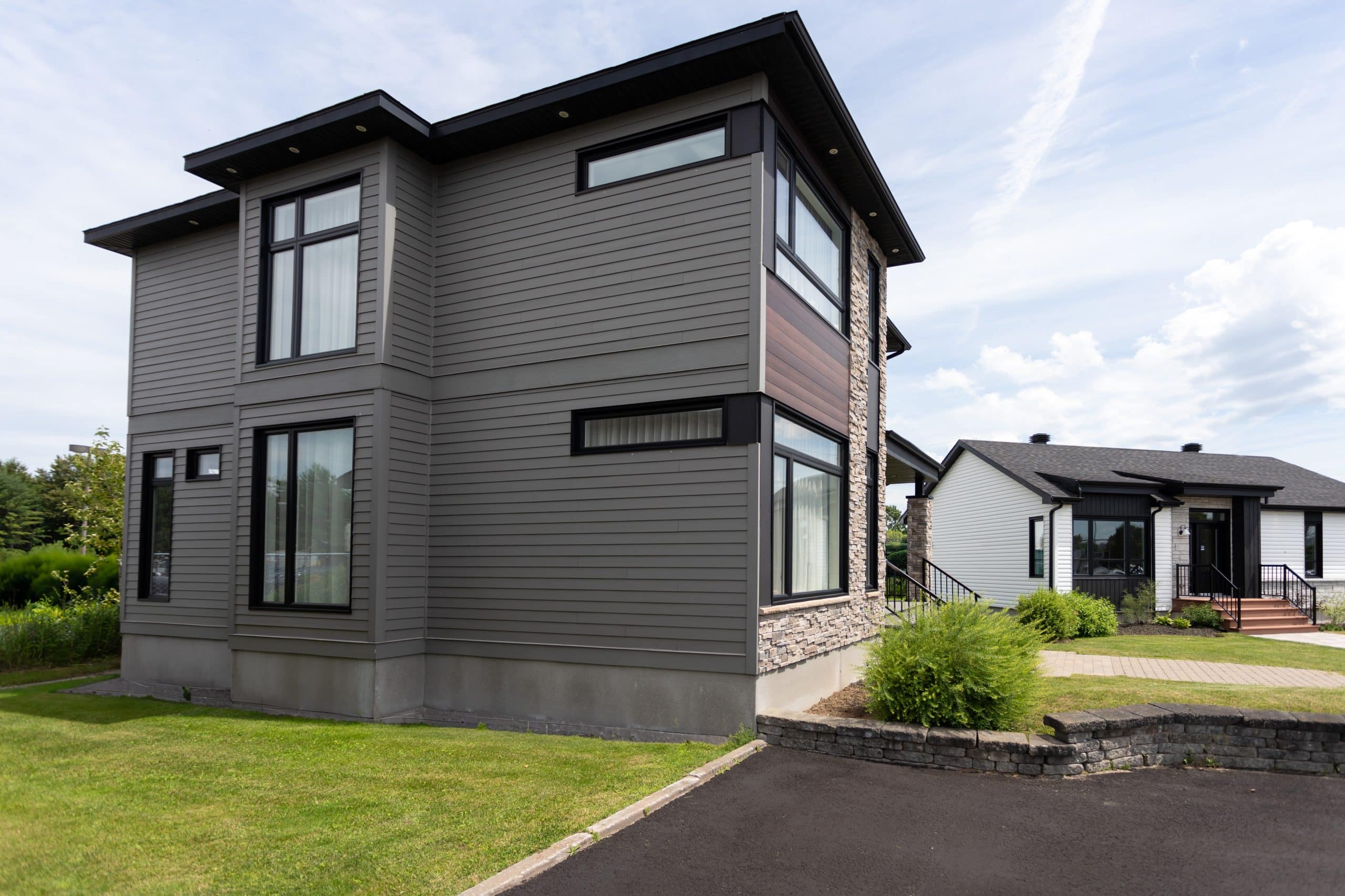 Maison à deux étages préfabriquée de réalisation du modèle Magnifika de style contemporain. Vue de l'extérieur .