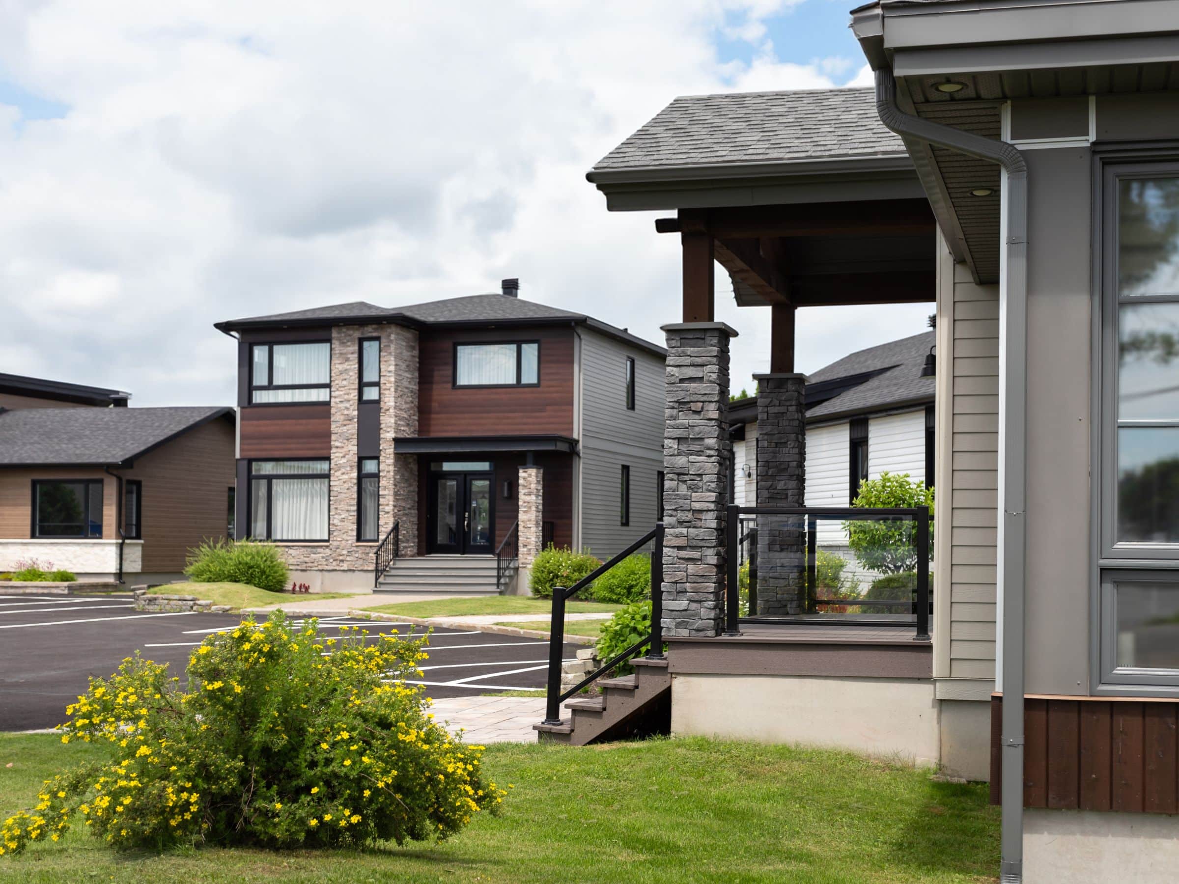 Maison à deux étages préfabriquée de réalisation du modèle Magnifika de style contemporain. Vue de l'extérieur .
