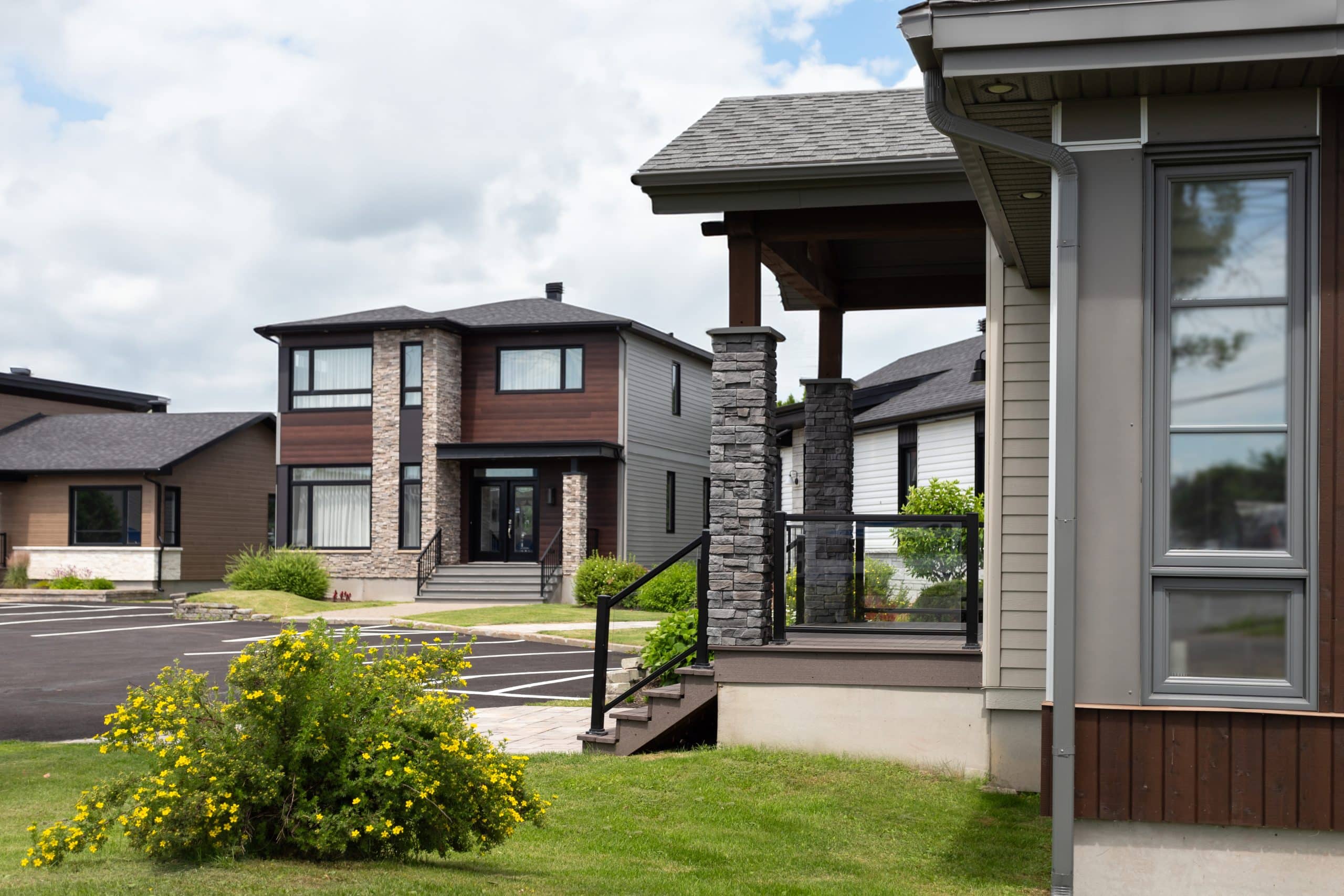 Maison à deux étages préfabriquée de réalisation du modèle Magnifika de style contemporain. Vue de l'extérieur .