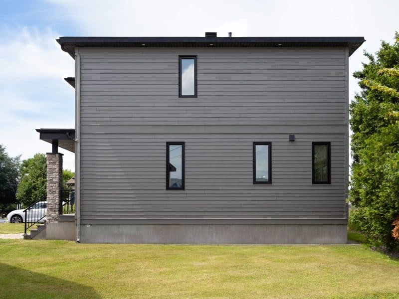 Maison à deux étages préfabriquée de réalisation du modèle Magnifika de style contemporain. Vue de l'extérieur .