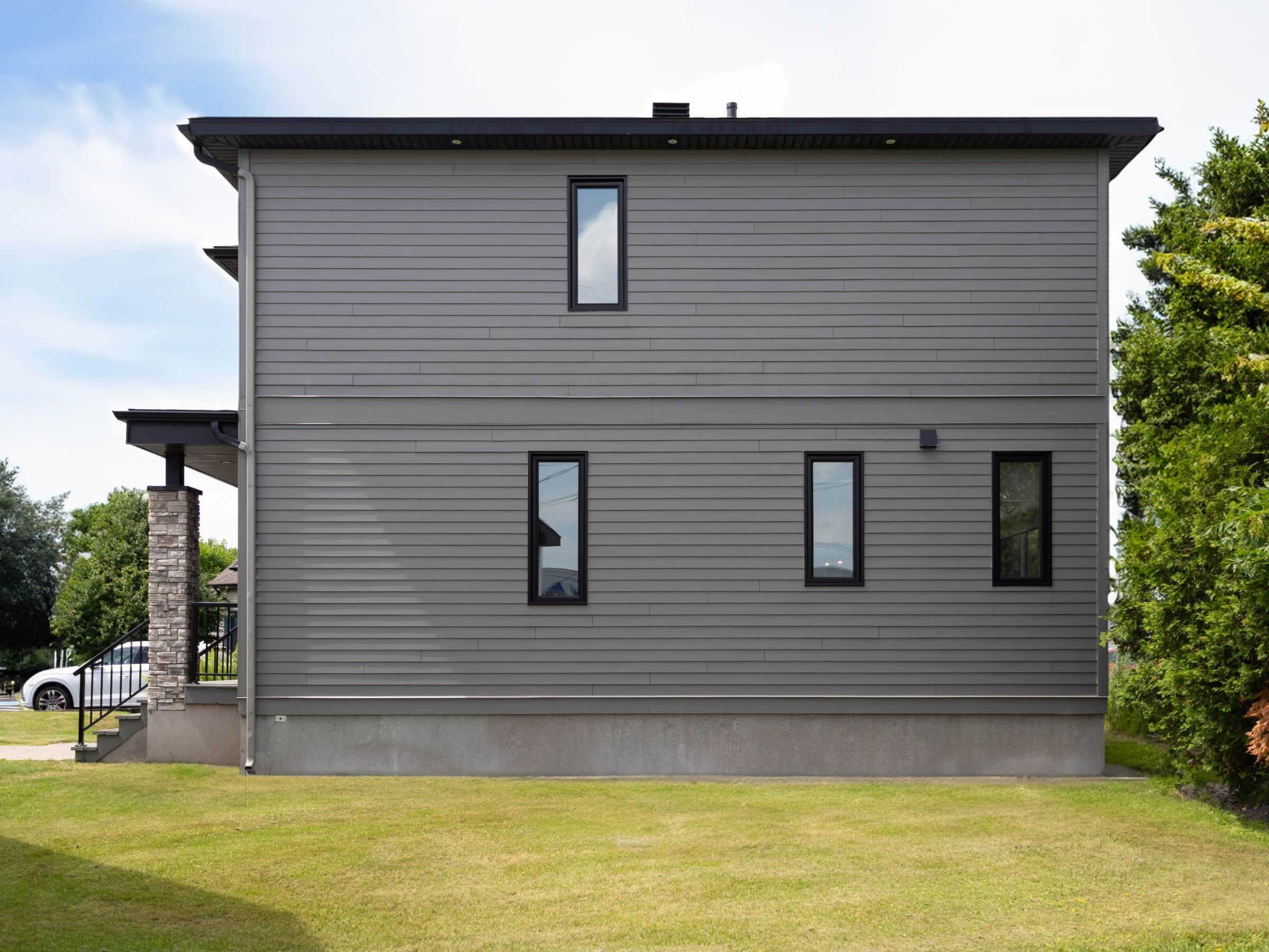 Maison à deux étages préfabriquée de réalisation du modèle Magnifika de style contemporain. Vue de l'extérieur .