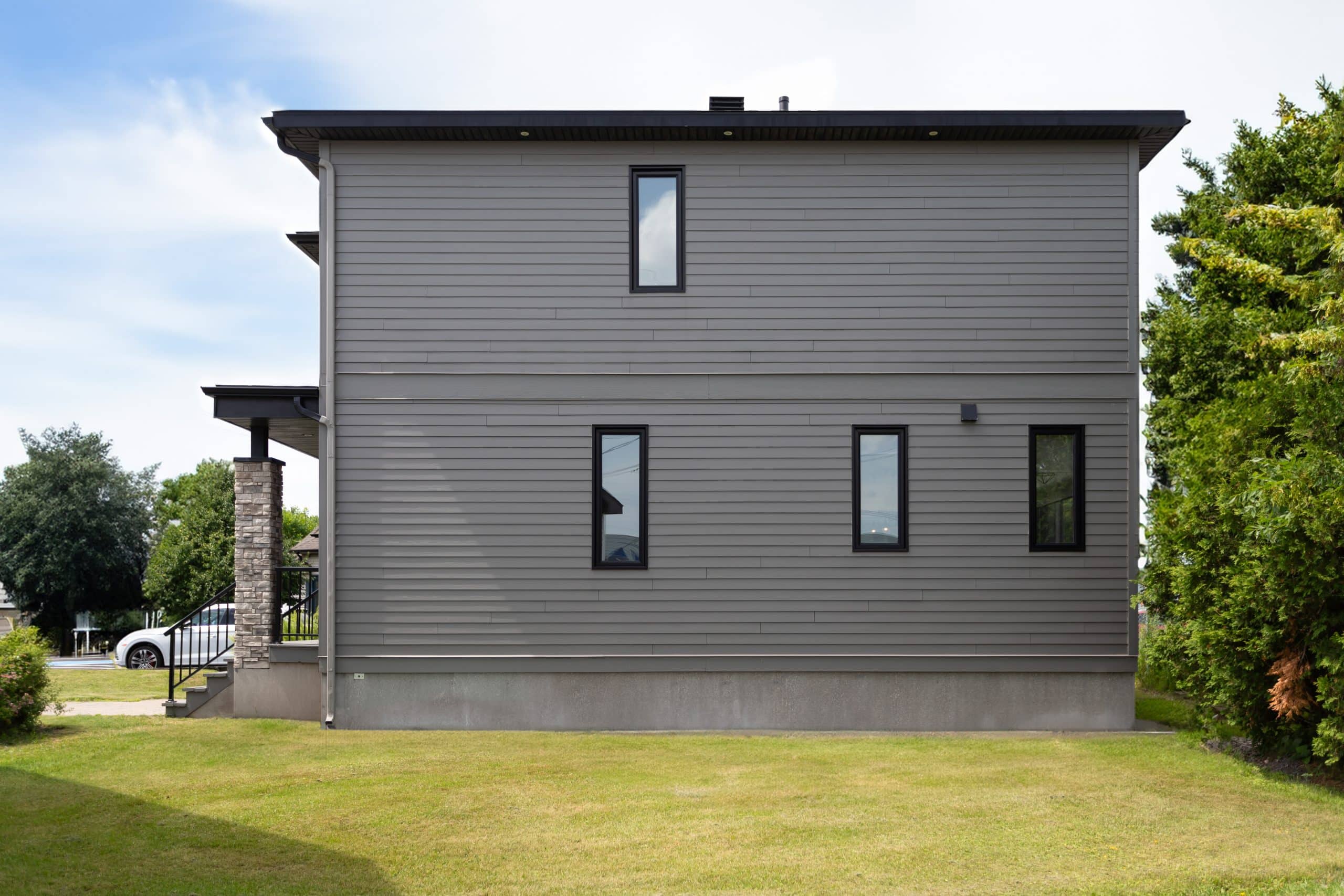 Maison à deux étages préfabriquée de réalisation du modèle Magnifika de style contemporain. Vue de l'extérieur .