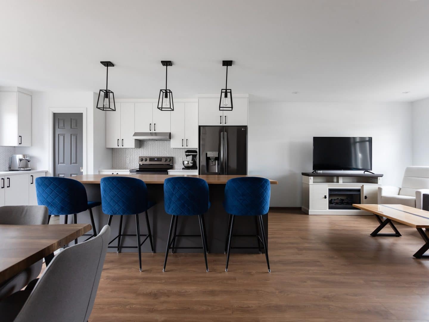 Une réalisation d'une maison appelée Vanliga. Le premier étage est de style contemporain, vu de la cuisine.