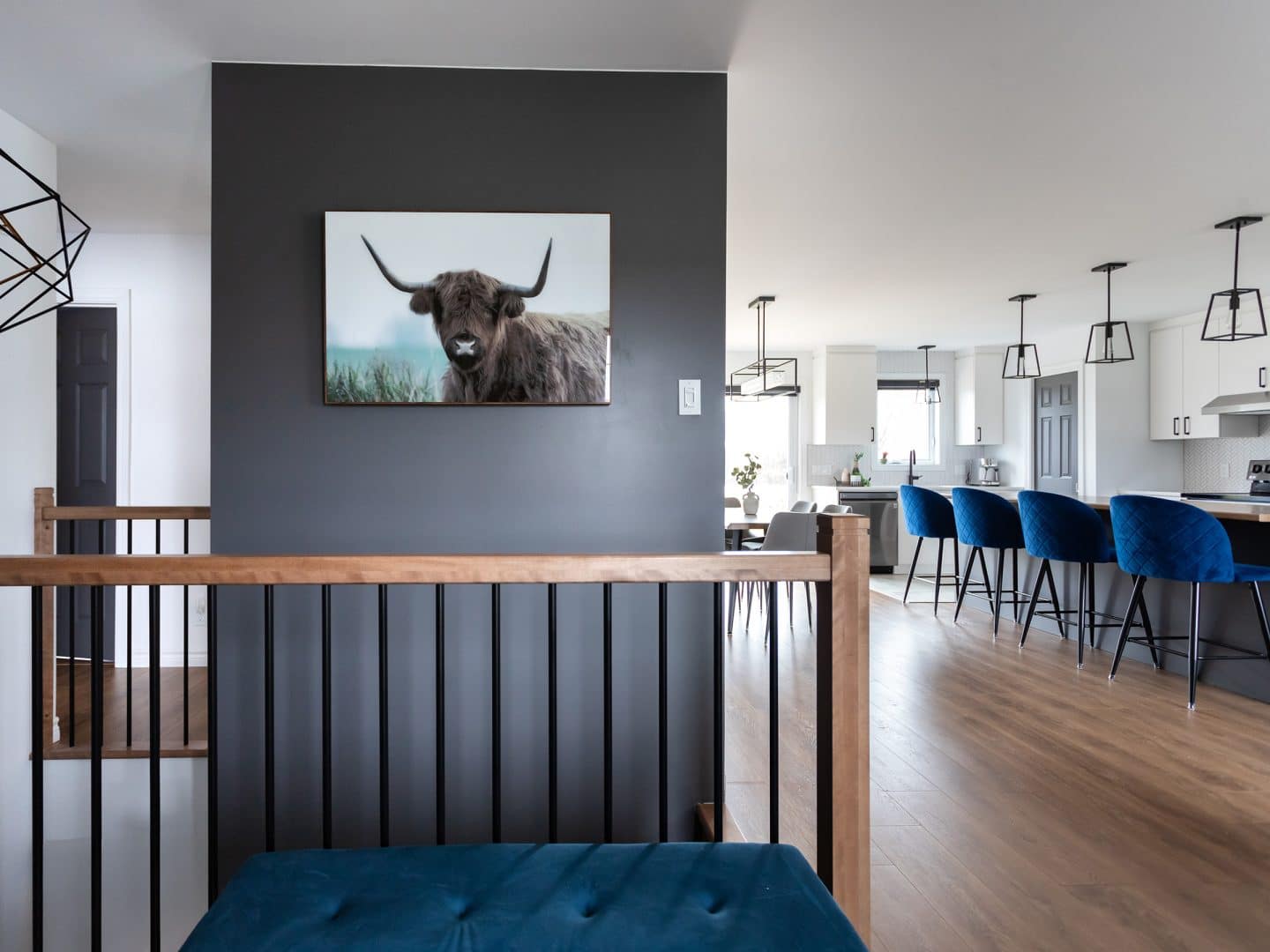 Une réalisation d'une maison appelée Vanliga. Le premier étage est de style contemporain, vu de l'entrée.