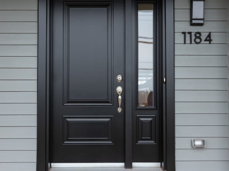 Une réalisation d'une maison appelée Vanliga. Le premier étage est de style contemporain, vu de l'entrée.