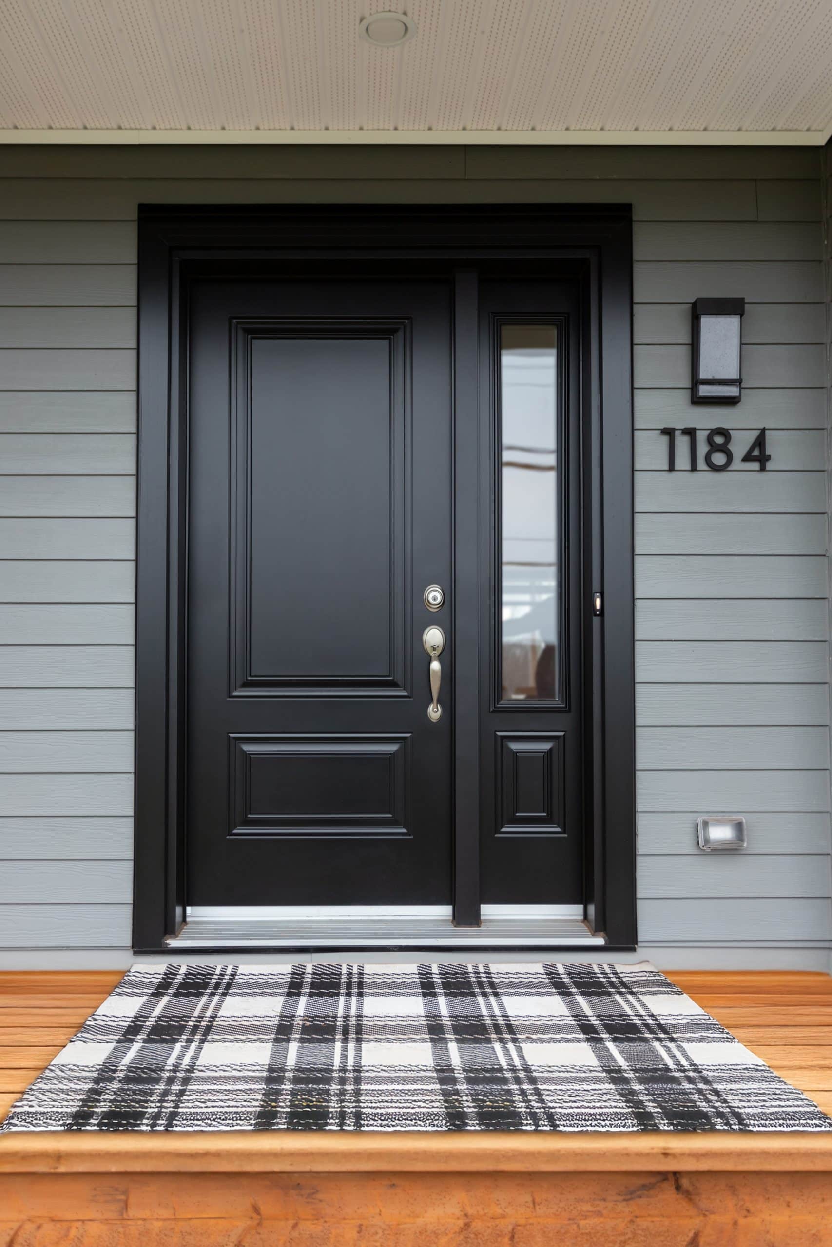 Une réalisation d'une maison appelée Vanliga. Le premier étage est de style contemporain, vu de l'entrée.