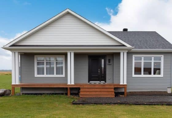 Une réalisation d'une maison appelée Vanliga. Le premier étage est de style contemporain, vu de l'extérieur.