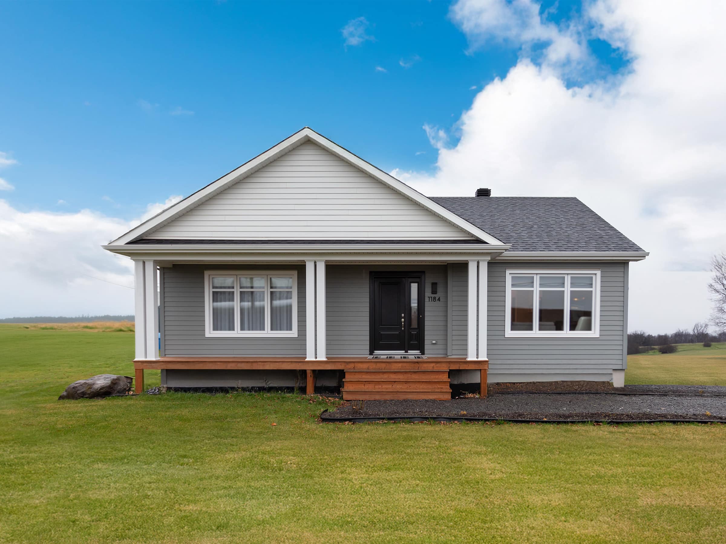 Une réalisation d'une maison appelée Vanliga. Le premier étage est de style contemporain, vu de l'extérieur.