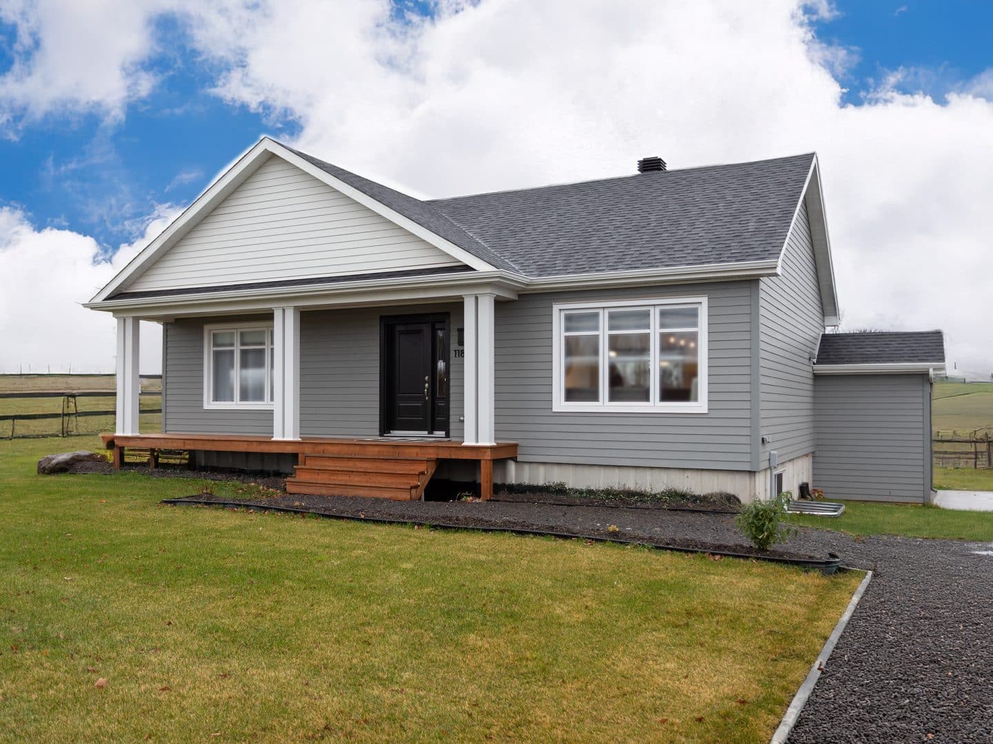 Une réalisation d'une maison appelée Vanliga. Le premier étage est de style contemporain, vu de l'extérieur.